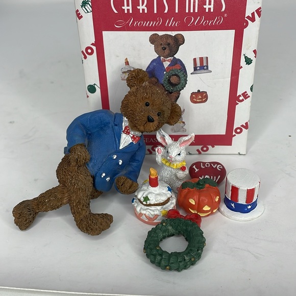 Vintage 1998 House Of Lloyd Christmas Seasonal Bear Sits on the edge of a shelf - Picture 14 of 14
